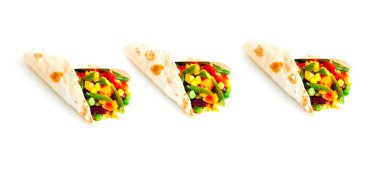 Meksika usulü sebzeli tortilla ve beyaz arka planda mantar dolgusu. Sağlıklı beslenme kavramı ya da daha az et yemek.