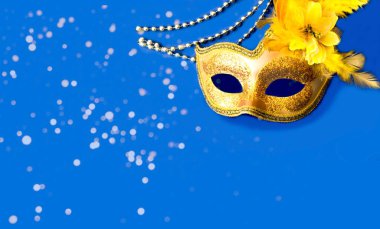 Mavi arka planda gümüş boncuklu karnaval maskesi. Festivaller ya da Mardi Gras konsepti. Boşluğu kopyala