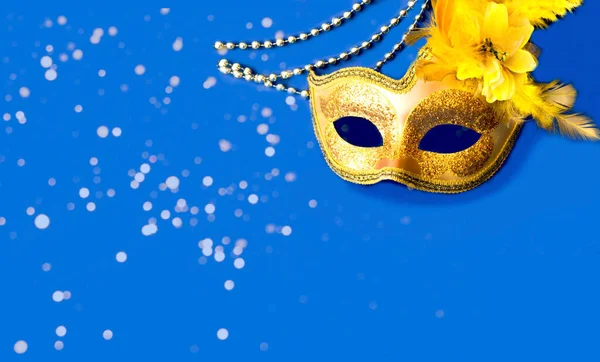 Mavi arka planda gümüş boncuklu karnaval maskesi. Festivaller ya da Mardi Gras konsepti. Boşluğu kopyala