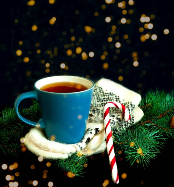 Чашка чая на вязаных варежках. Рождественский серый фон. В стиле Хигге. Модный цвет 2021. Креативное пространство копирования. — стоковое фото