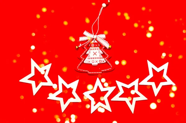 Weihnachtsbaumspielzeug der Tanne auf rotem Hintergrund. Weihnachtsgrußkarte mit Platz für Ihren Text. — Stockfoto