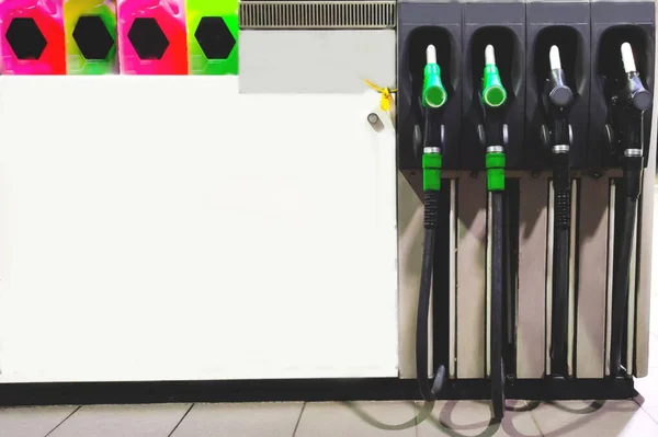 Benzin bidonları ya da benzin istasyonundaki enjektörler. Yakın plan. — Stok fotoğraf