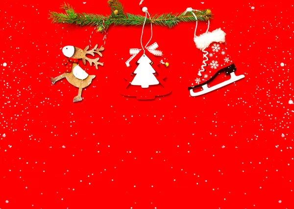 Різдвяні Дерев Яні Статуетки Червоному Тлі Різдвяна Листівка Місцем Тексту — стокове фото