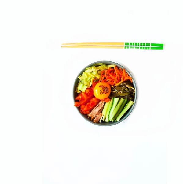 한국 요리의 전통 요리. 비임 바프 에 소고기, 채소 및 계란을 흰 외진 배경에 놓는다. 창의적 인 복사 공간. — 스톡 사진