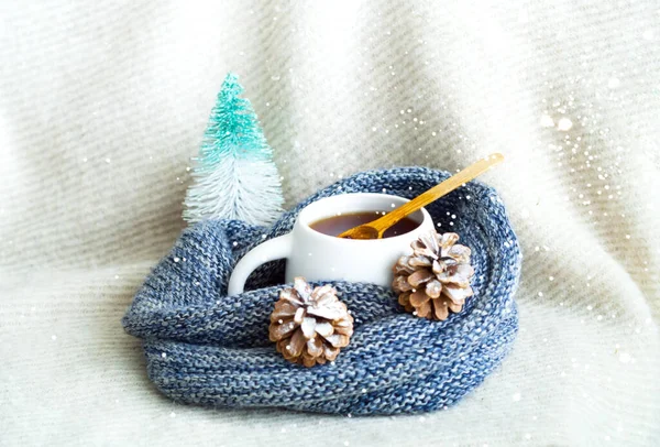 White cup tea on knitted texture. Cozy breakfast in Scandinavian. Christmas greeting card. Creative copy space. — Stock Photo, Image