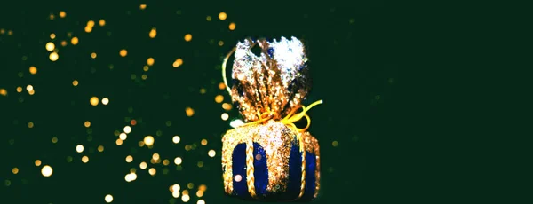 Kerst achtergrond met vintage geschenkdoos in pailletten. Feestelijk concept met wazig effect. Creatieve kopieerruimte. — Stockfoto