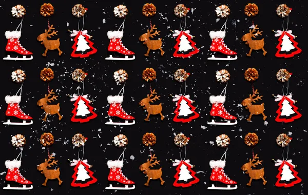 Μοτίβο των Χριστουγέννων ξύλινα ειδώλια σε σκούρο φόντο. Εορταστική ιδέα για δώρο περιτυλίγματος χαρτί σχεδιασμού. Δημιουργικός χώρος αντιγραφής. — Φωτογραφία Αρχείου