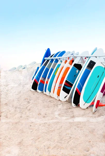 Longboard colorati vicino al mare. Concetti concetto di vacanza al mare. Copia spazio — Foto Stock