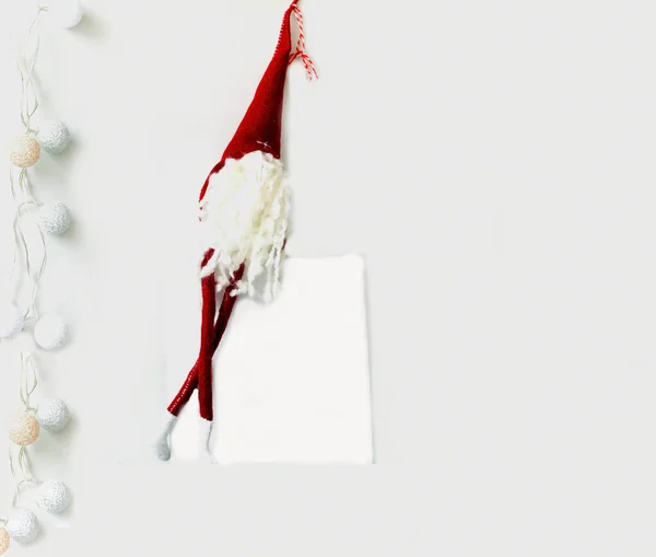 Gnome Natal Engraçado Fundo Branco Com Grinalda Natal Cartão Festivo — Fotografia de Stock