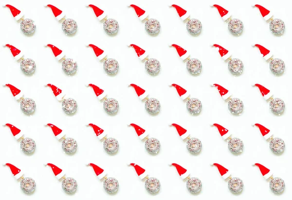 Padrão Donut Prata Com Lantejoulas Chapéu Papai Noel Vermelho Fundo — Fotografia de Stock