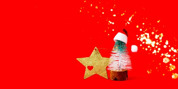 Χρυσό Αστέρι Και Διακοσμητικό Χριστουγεννιάτικο Δέντρο Santa Claus Καπέλο Κόκκινο — Φωτογραφία Αρχείου