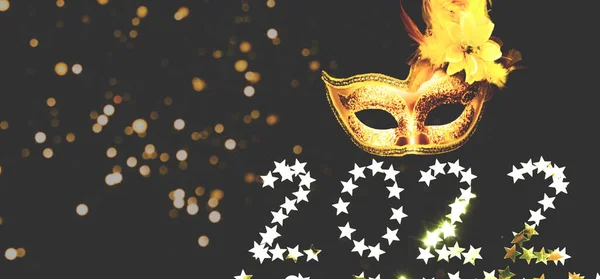 Máscara Carnaval Sobre Fundo Escuro Com Brilhos Dourados Números 2022 — Fotografia de Stock