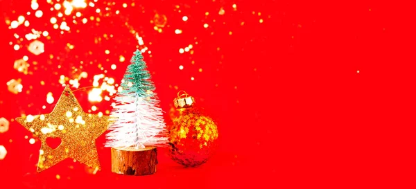 Χρυσό Αστέρι Και Διακοσμητικό Χριστουγεννιάτικο Δέντρο Κόκκινο Φόντο Χριστουγεννιάτικη Διακόσμηση — Φωτογραφία Αρχείου