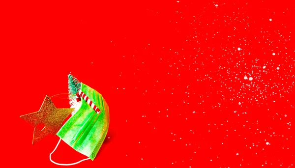 Goldstern Dekorativer Weihnachtsbaum Und Schutzmaske Auf Rotem Hintergrund Weihnachtsdekor Oder — Stockfoto