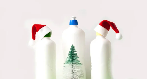 Μέσα καθαρισμού και απολύμανσης σε λευκές φιάλες με χριστουγεννιάτικες διακοσμήσεις. Εορταστικό φόντο φωτός για το σχεδιασμό. . — Φωτογραφία Αρχείου
