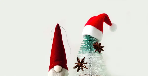 Χριστουγεννιάτικο δέντρο παιχνίδι από έλατο με διακοσμήσεις από φιλικά προς το περιβάλλον μπαχαρικά σε λευκό φόντο. Χριστουγεννιάτικη ευχετήρια κάρτα με θέση για το κείμενό σας. — Φωτογραφία Αρχείου