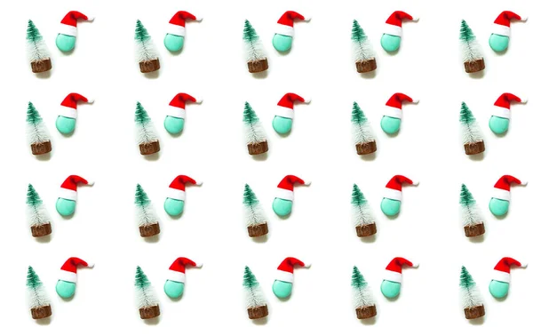 Weihnachtsbaumspielzeug aus Tanne und farbigen Makronen auf weißem Hintergrund. Design für festliches Geschenkpapier. — Stockfoto