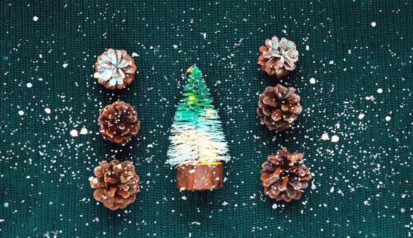 Albero di Natale decorativo e pigne su struttura lavorata a maglia. Arredo natalizio o stile hygge. Spazio di copia creativo. — Foto Stock