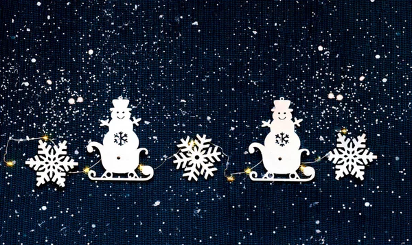 Wintermuster auf Gestricktem aus Schneeflocken, Schneemann und Schlitten. Weihnachtsdekor oder Hygge-Stil. Kreativer Kopierraum. — Stockfoto