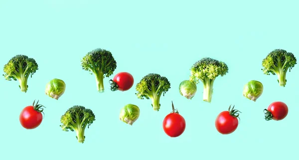 Творчий овочевий фон з літаючою капустою та помідорами на зеленому фоні. Концепція здорового харчування . — стокове фото
