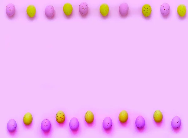 Plakát húsvéti tojással rózsaszín hátterben.Promóció és vásárlási sablon húsvétra. Kreatív másolási tér. — Stock Fotó