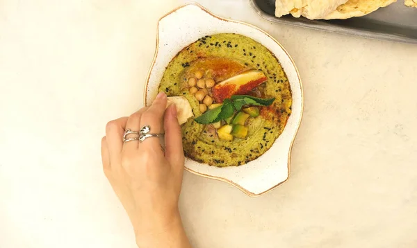 Хумус Авокадо Керамической Кастрюле Ливанской Тортильей Традиционная Еврейская Кухня Женская — стоковое фото