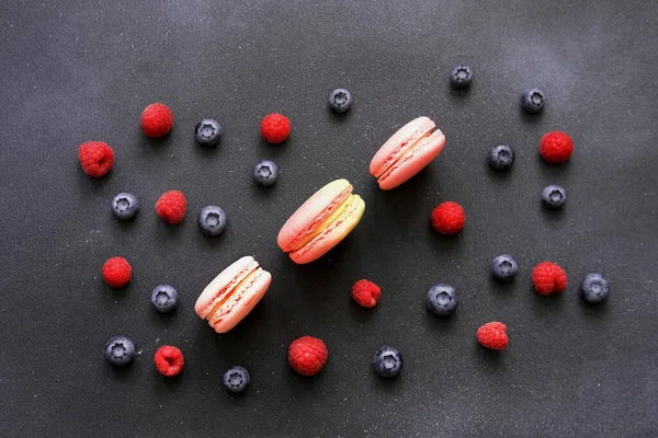 Pink Macarons Dark Berry Topped Background Summer Color Trends Attention — Fotografia de Stock