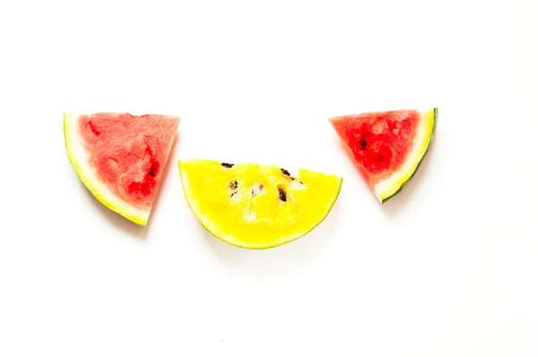 Žluté Červené Plátky Sladkého Melounu Bílém Pozadí Creative Food Mockup — Stock fotografie