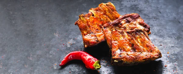 Spicy Grilled Spare Ribs Served Hot Chili Pepper Dark Background — Foto Stock