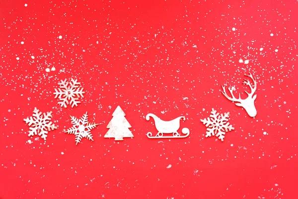 Різдвяні Прикраси Червоному Тлі Веселого Різдвяного Слова Текстурі Снігу Сніжинок — стокове фото