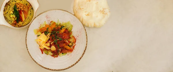 Блюда Итальянской Ливанской Кухни Хумус Авокадо Кебабом Салатом Морепродуктов Дизайн — стоковое фото
