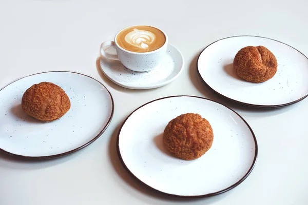 Kaffe Med Latte Konst Keramik Kopp Och Choklad Choux Bakverk — Stockfoto