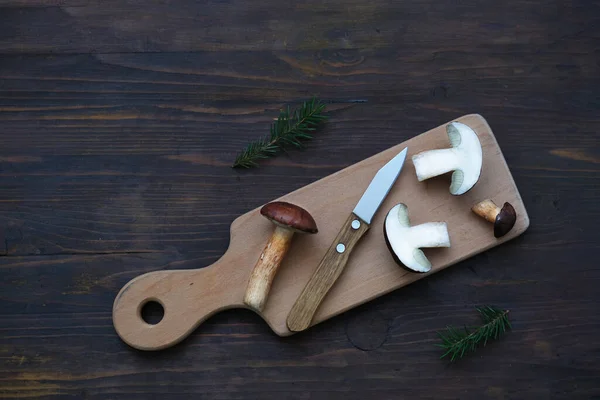 Helft Van Paddenstoelen Het Bord Concept Biologische Voedingspaddenstoel — Stockfoto