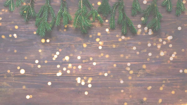 Noel ağacından arka planda köknar dalları ve ışıltıları