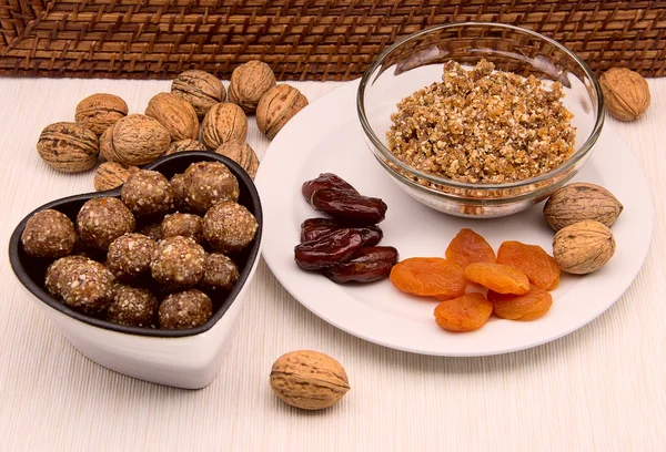 Bolas de nuez trufas dulces con albaricoques secos, dátiles —  Fotos de Stock