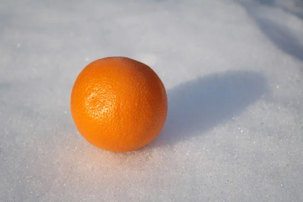 Naranja sobre nieve —  Fotos de Stock