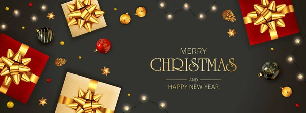 Balolu süslemeler, altın Noel çanları, altın yaylı kırmızı bayram hediyeleri, çam kozalakları ve siyah arka planda parlak yıldızlar. Noel tasarımı için resim, posterler, kartlar, web siteleri, afişler.