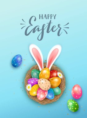 Yuvasında tavşan kulaklı, çiçekli ve mavi arka planda Mutlu Paskalyalar yazan Paskalya yumurtaları. Tavşanlı resim tatil tasarımı, afişler ve tebrik kartları için kullanılabilir.