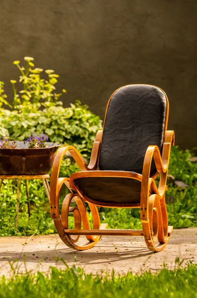 Krzesło bujane w ogrodzie — Zdjęcie stockowe