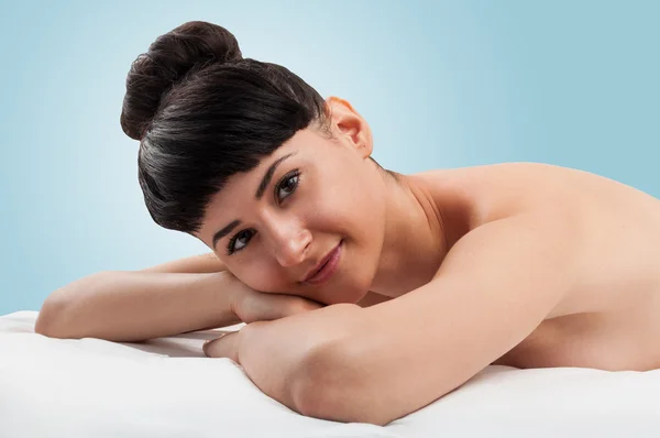 Gorgeous woman waiting on the massage table of a wellness spa — Stock Photo, Image