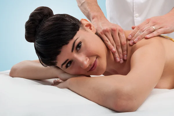 Mulher bonita recebendo uma massagem — Fotografia de Stock