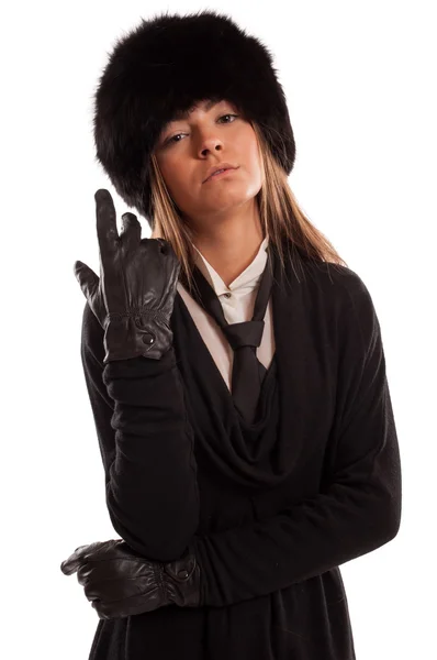 Selbstbewusste Frau mit schwarzem Pelzmütze, schwarzer Krawatte und Lederhose — Stockfoto