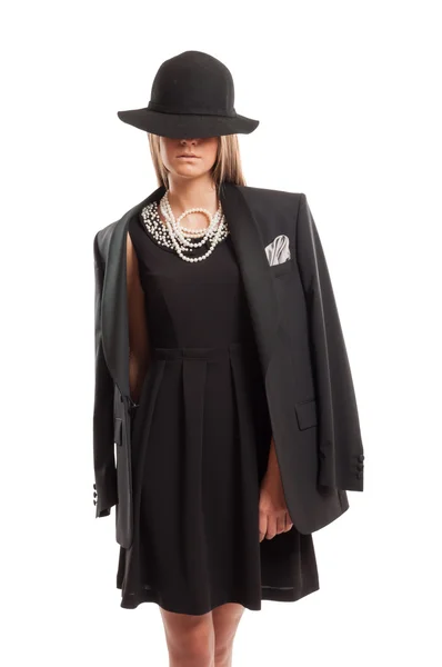 Γυναικείο πρότυπο, φορώντας ένα μαύρο καπέλο — Φωτογραφία Αρχείου