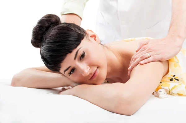 Ontspannen vrouwelijke model krijgen een massage — Stockfoto