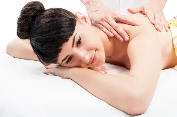 Mooie vrouw ontspannen in massage — Stockfoto