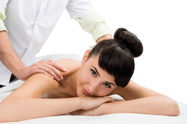 Morena fêmea recebendo um massag — Fotografia de Stock