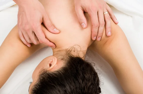 Massagem no ombro e pescoço — Fotografia de Stock