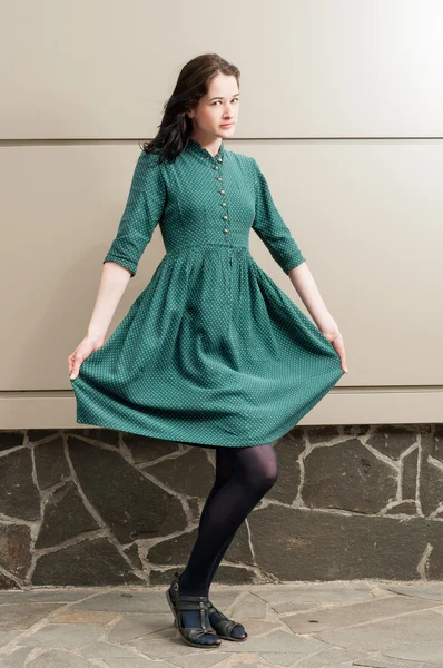Young female model presenting her beautiful green dres — Stock Photo, Image
