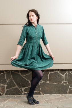 Onun yeşil elbise u çekerek genç kadın modeli