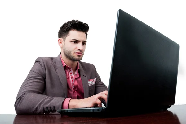 Hombre de negocios serio escribiendo en su lapto — Foto de Stock